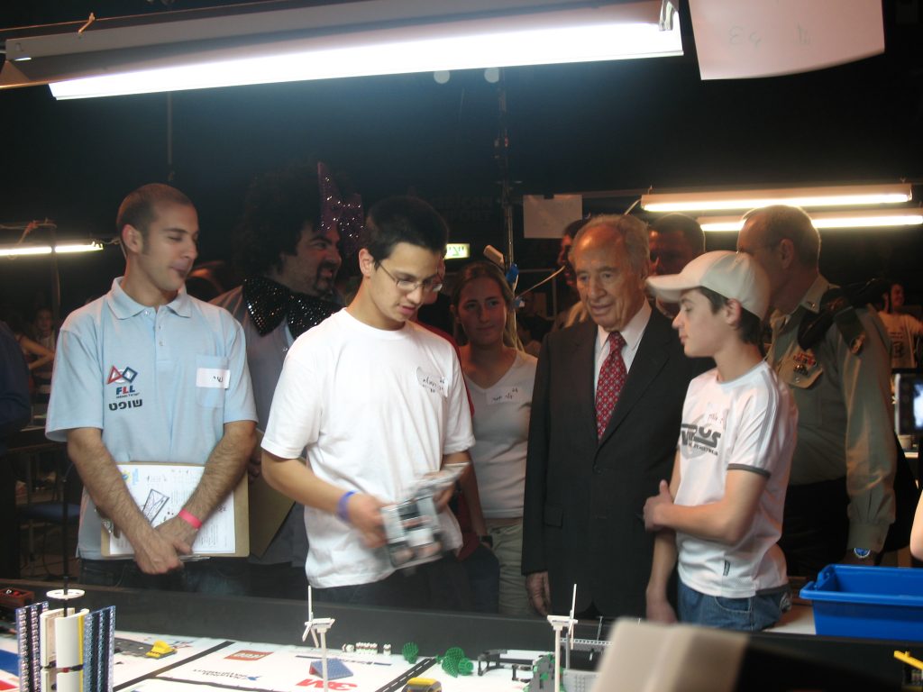 תלמידי גולניקס מציגים רובוט בתחרות רובוטיקה